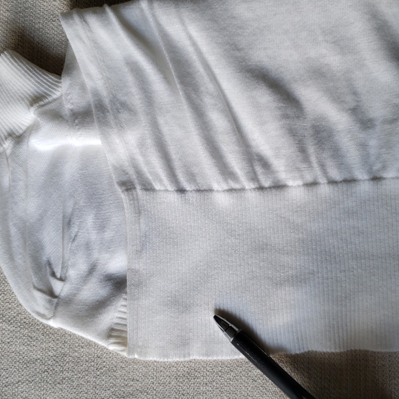 Banana Republic v-neck short sleeved sweater - Picture 10 of 10